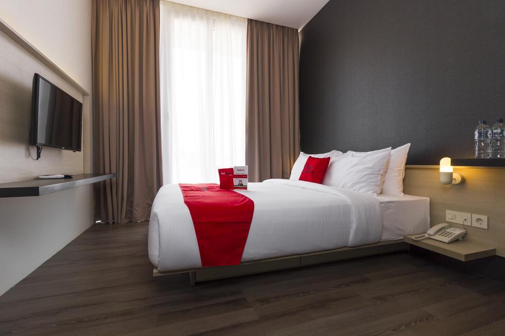 Reddoorz Plus Near Perbanas Джакарта Екстериор снимка